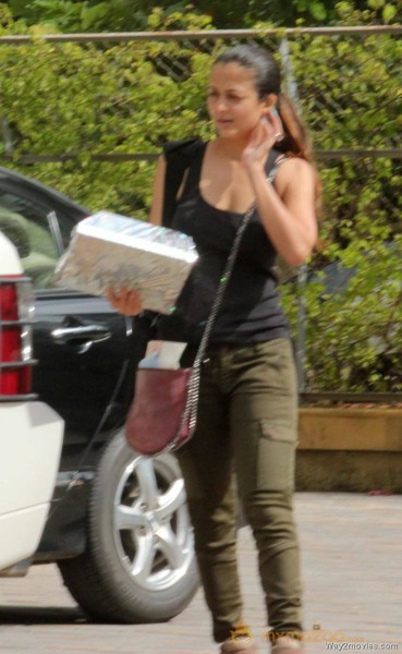 Salman Khan Snapped Photos on the eve of Rakhi 