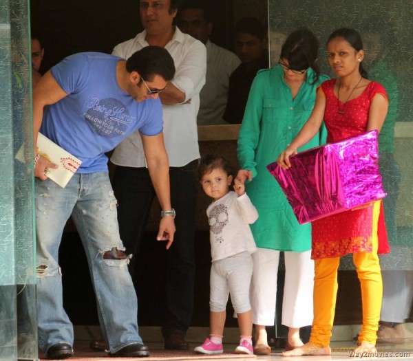 Salman Khan Snapped Photos on the eve of Rakhi 