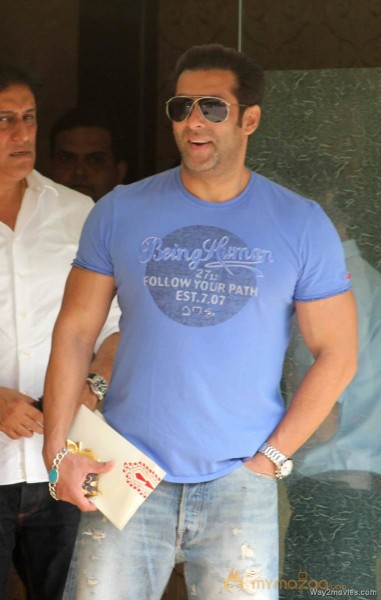 Salman Khan Snapped Photos on the eve of Rakhi 