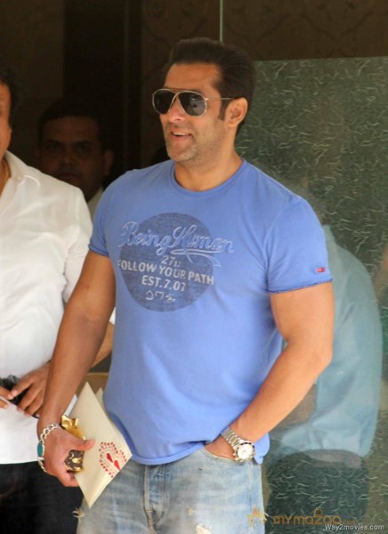 Salman Khan Snapped Photos on the eve of Rakhi 