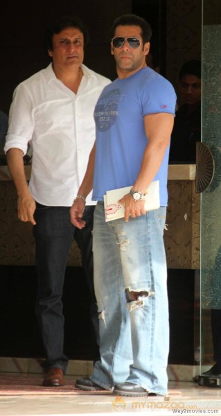 Salman Khan Snapped Photos on the eve of Rakhi 