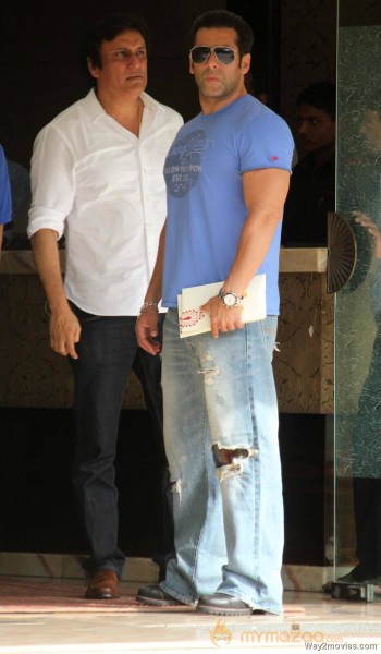 Salman Khan Snapped Photos on the eve of Rakhi 