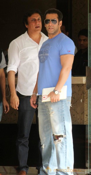 Salman Khan Snapped Photos on the eve of Rakhi 