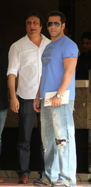Salman Khan Snapped Photos on the eve of Rakhi 