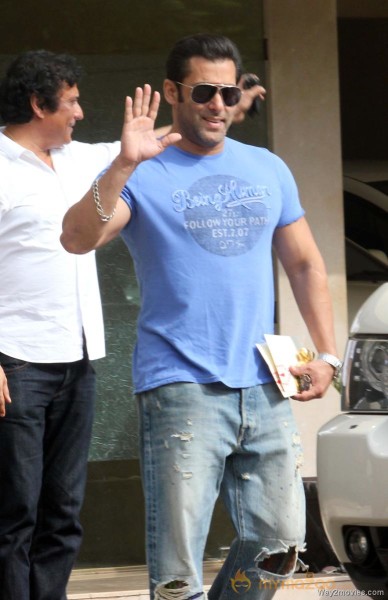 Salman Khan Snapped Photos on the eve of Rakhi 