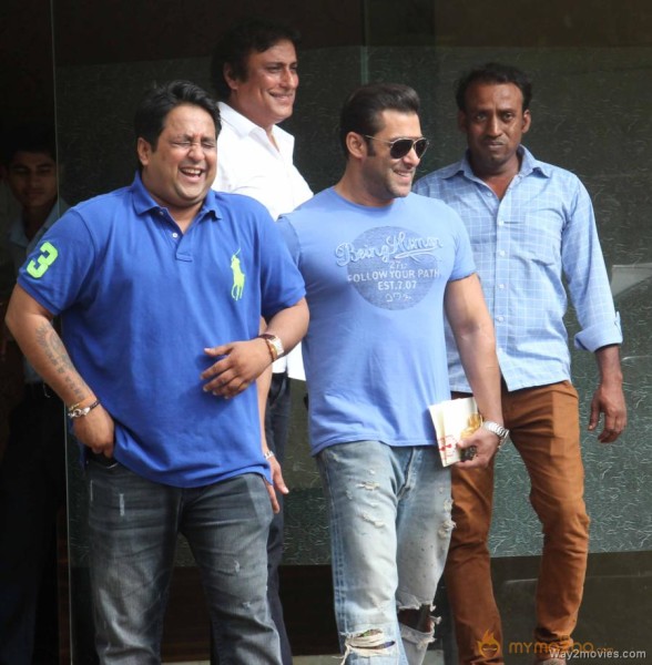Salman Khan Snapped Photos on the eve of Rakhi 
