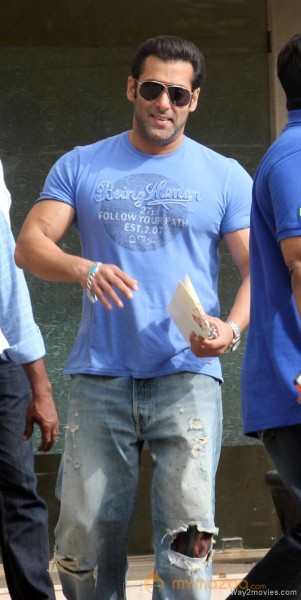 Salman Khan Snapped Photos on the eve of Rakhi 