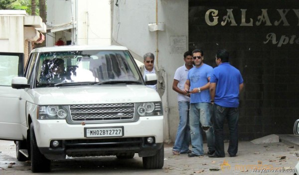 Salman Khan Snapped Photos on the eve of Rakhi 