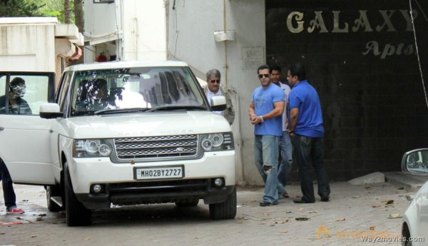 Salman Khan Snapped Photos on the eve of Rakhi 