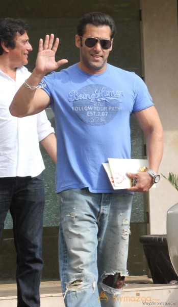 Salman Khan Snapped Photos on the eve of Rakhi 