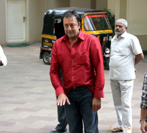 Sanjay Dutt spotted at his home - photos 