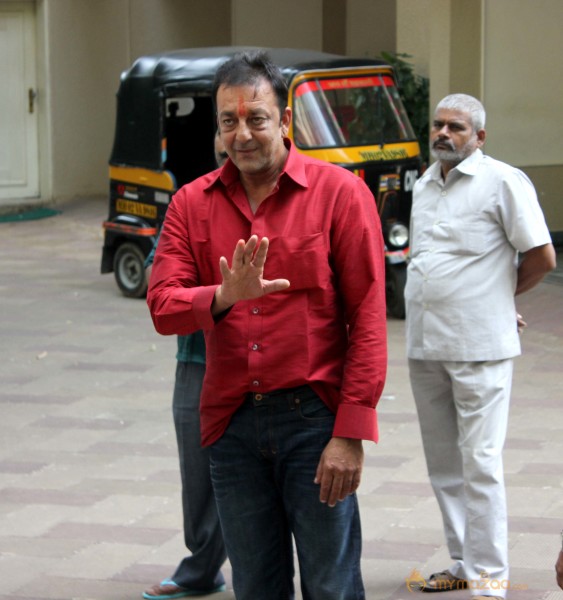Sanjay Dutt spotted at his home - photos 