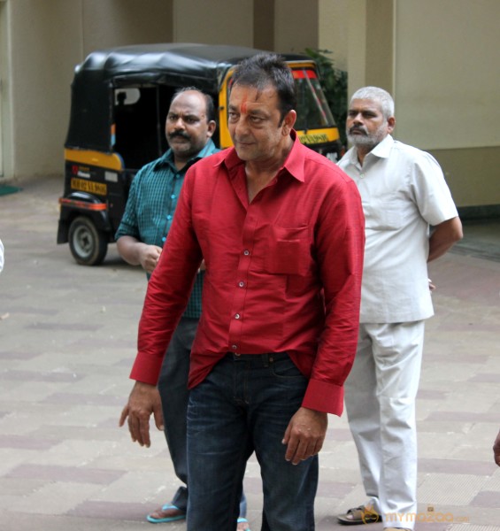 Sanjay Dutt spotted at his home - photos 