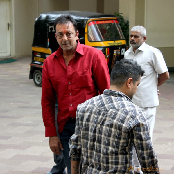 Sanjay Dutt spotted at his home - photos 