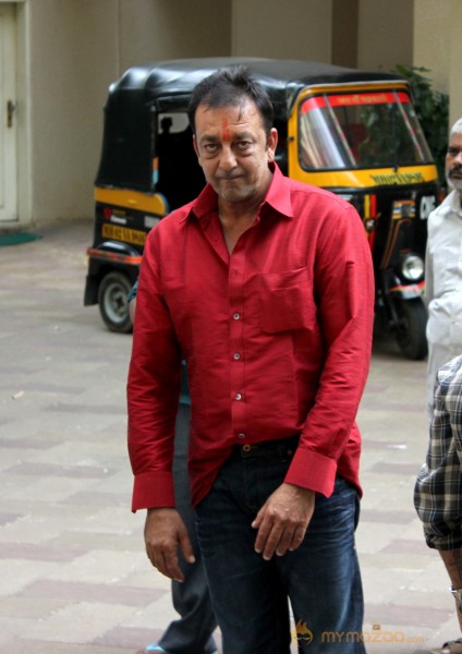 Sanjay Dutt spotted at his home - photos 