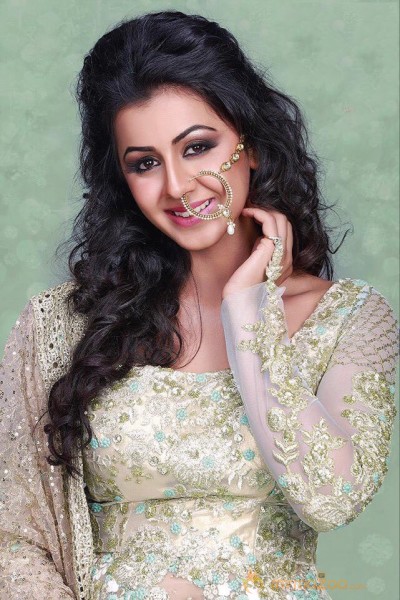 Nikki Galrani ‏