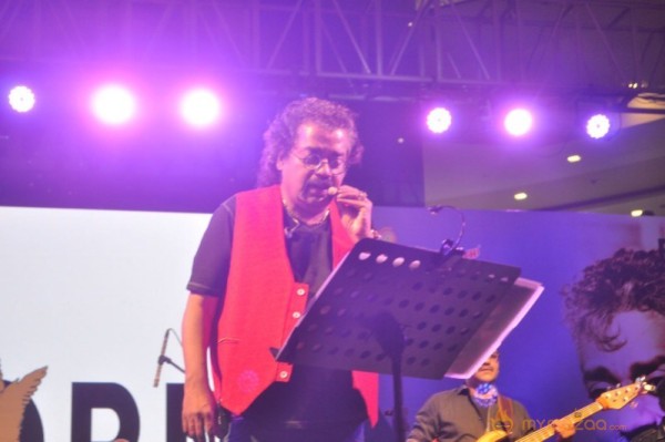 Hariharan Live Concert at Vijayamall Stills