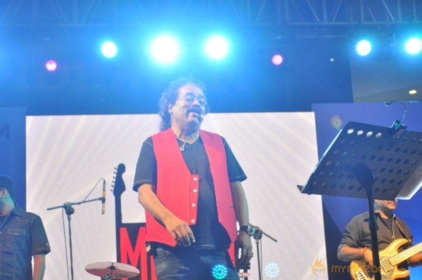 Hariharan Live Concert at Vijayamall Stills