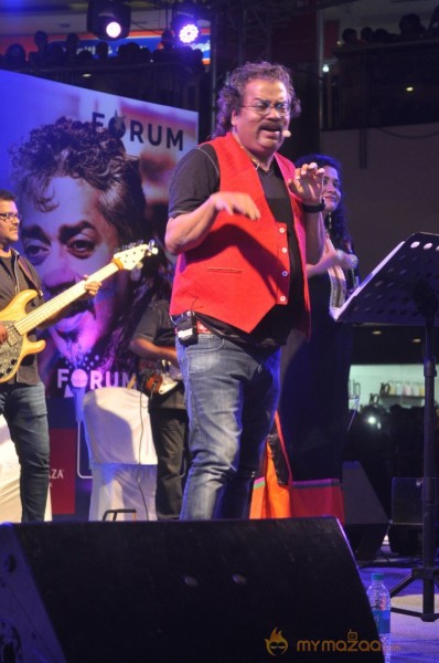 Hariharan Live Concert at Vijayamall Stills