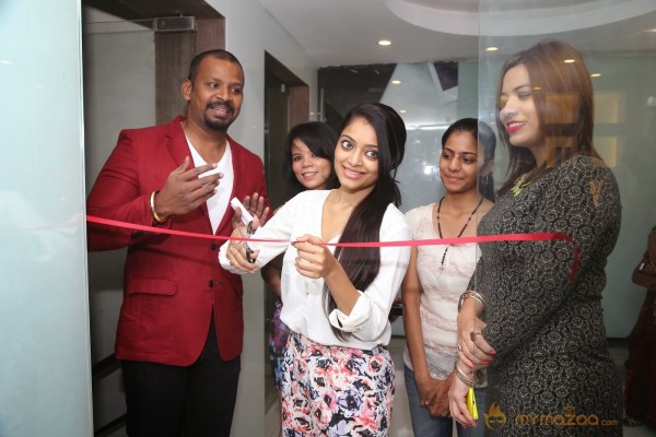 Janani Iyer At  Essensuals Salon Launch