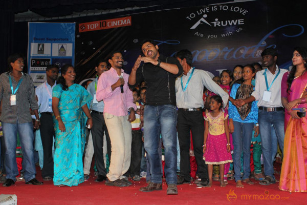 Karthi Dancing With Aruwe Homeless Children  