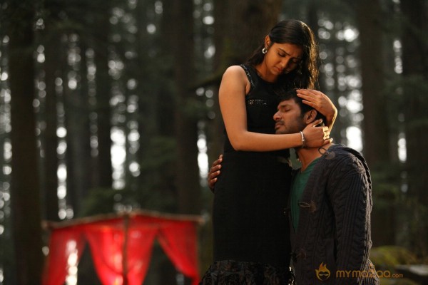 Naan Sigappu Manithan Movie Stills