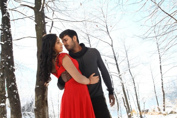 Naan Sigappu Manithan Movie Stills