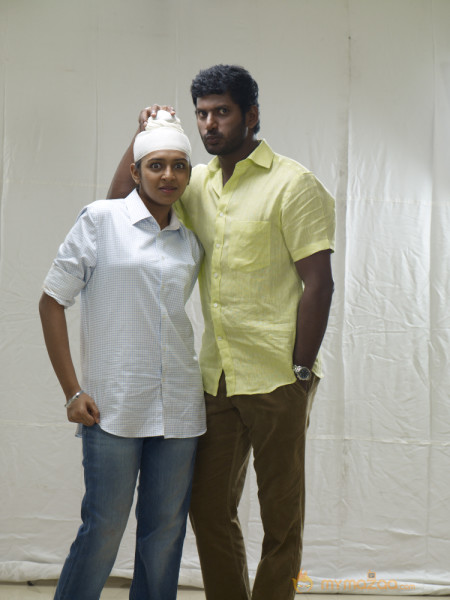 Naan Sigappu Manithan New Stills