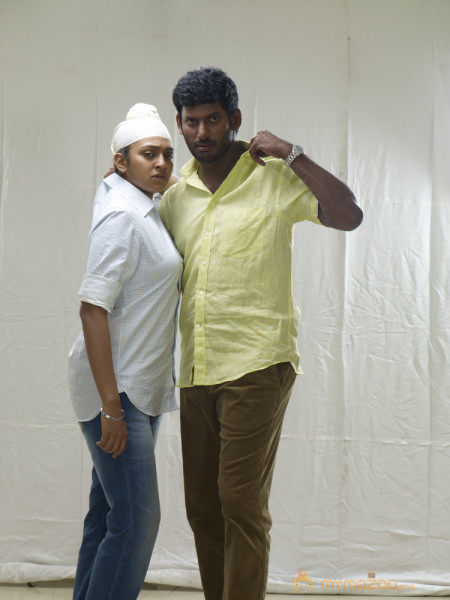 Naan Sigappu Manithan New Stills