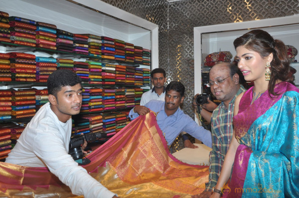 Parvathy Omanakuttan Launch Women's World Store  