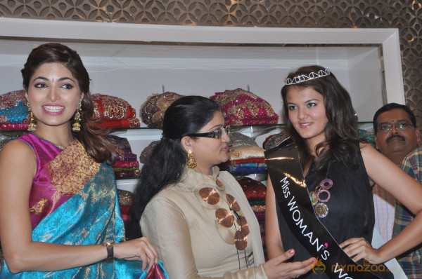 Parvathy Omanakuttan Launch Women's World Store  