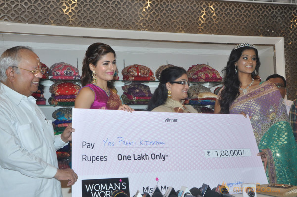 Parvathy Omanakuttan Launch Women's World Store  