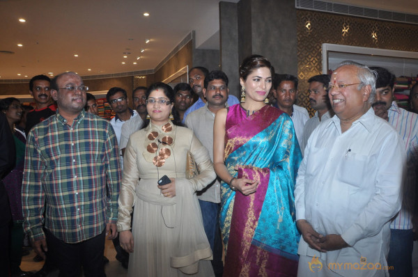 Parvathy Omanakuttan Launch Women's World Store  