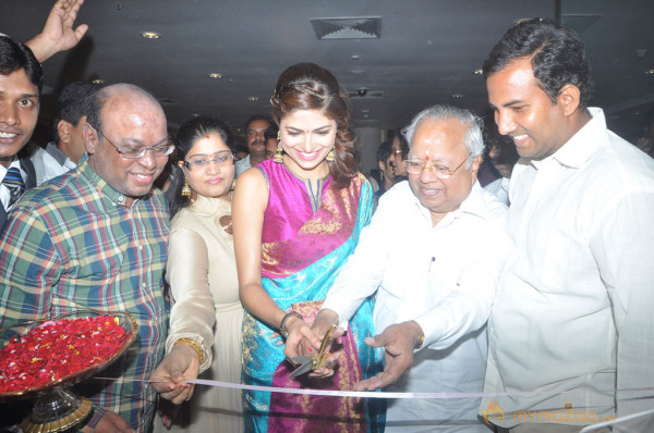 Parvathy Omanakuttan Launch Women's World Store  