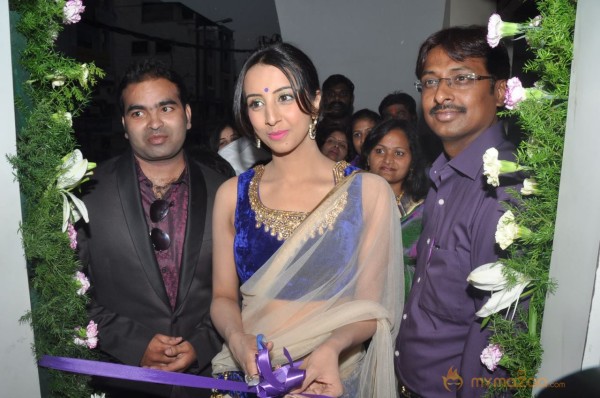 Sanjana Galrani Launches Naturals Family salon