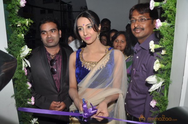 Sanjana Galrani Launches Naturals Family salon