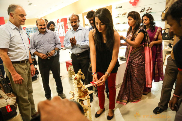 Trisha Launches New Bata Showroom Photos 