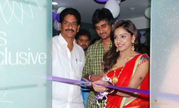 Vithika Sheru At Naturals Salon Launch