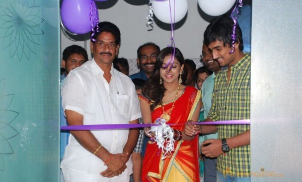 Vithika Sheru At Naturals Salon Launch