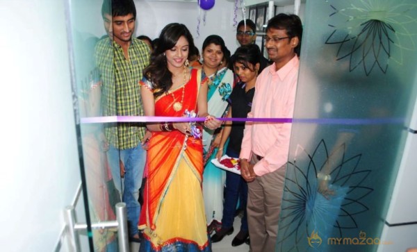 Vithika Sheru At Naturals Salon Launch