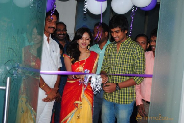 Vithika Sheru At Naturals Salon Launch