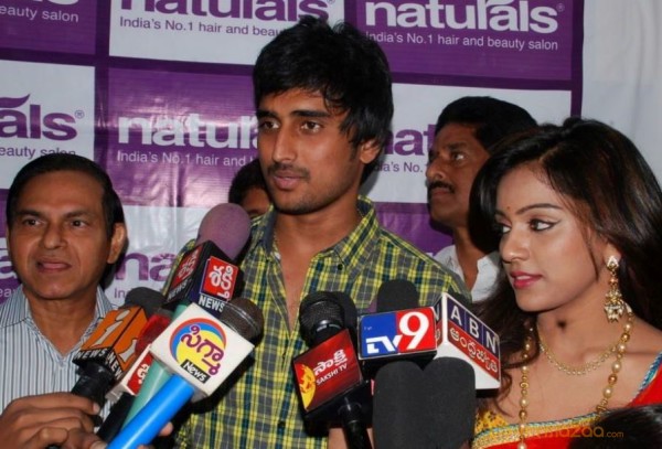 Vithika Sheru At Naturals Salon Launch