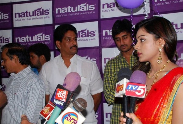 Vithika Sheru At Naturals Salon Launch