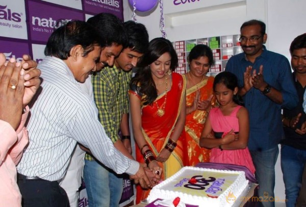 Vithika Sheru At Naturals Salon Launch