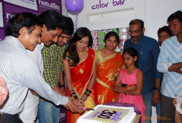 Vithika Sheru At Naturals Salon Launch