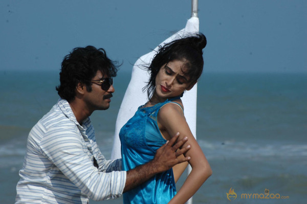 En Oviya Movie Stills 