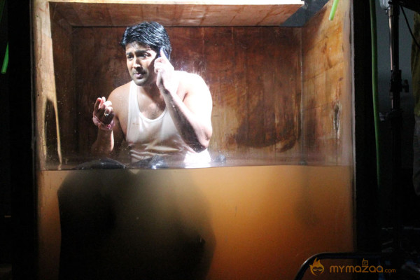 En Uyir En Kaiyil Movie Stills & Wallpapers 