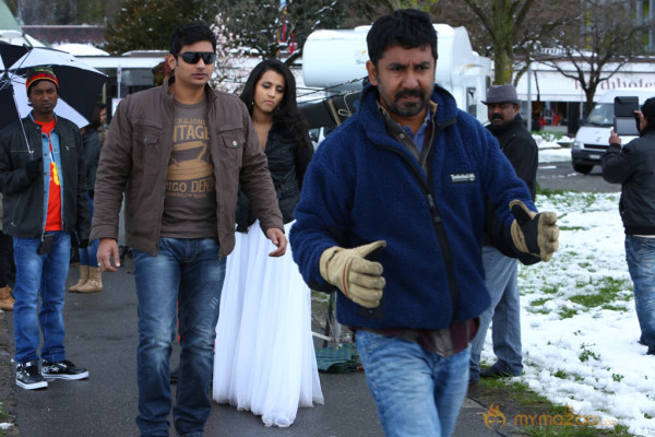  Endrendrum Punnagai Movie Stills 