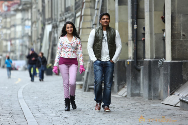  Endrendrum Punnagai Movie Stills 