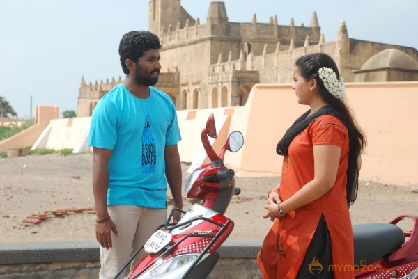 Endrume Aandham Movie Stills 